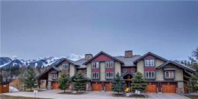 Отель Pinnacle Ridge Chalets by Fernie Lodging Co, Ферни